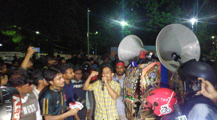 রাতে কর্মসূচি জানানোর ঘোষণা দিয়ে হলে ফিরলেন শিক্ষার্থীরা