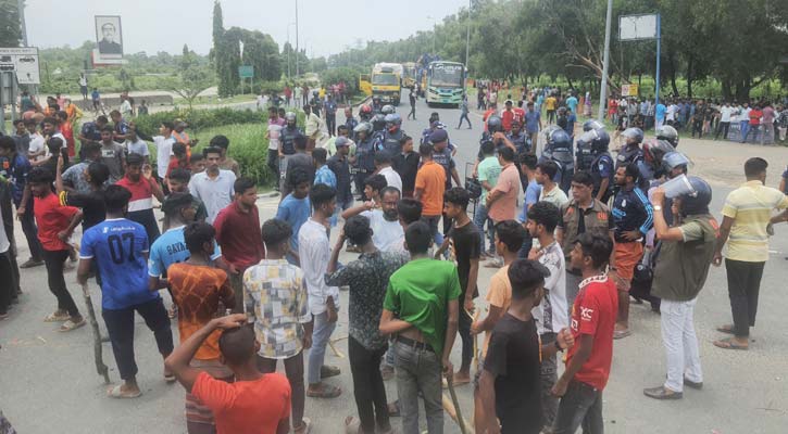 শিক্ষার্থীদের অবরোধে বঙ্গবন্ধু সেতুতে যান চলাচল বন্ধ