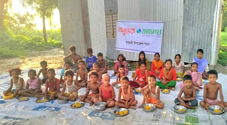 ধামরাইয়ে সুবিধাবঞ্চিত শিশুদের মাঝে বসুন্ধরা শুভসংঘের খাবার বিতরণ