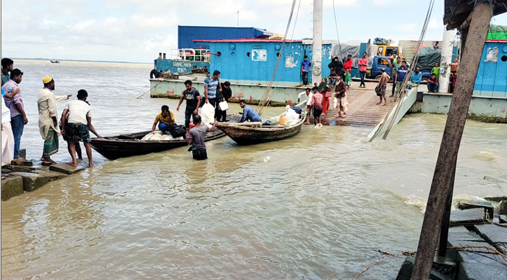 ডুবে থাকা ইলিশা ফেরিঘাটে চলাচলে বিঘ্ন, দুর্ভোগে যাত্রী-শ্রমিকরা