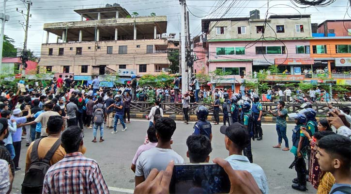 সিলেটে ‘মার্চ ফর জাস্টিসে’ পুলিশের বাধা, টিয়ার শেল নিক্ষেপ