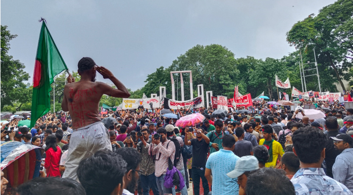 ‘দ্রোহযাত্রা’ মিললো কেন্দ্রীয় শহীদ মিনারে