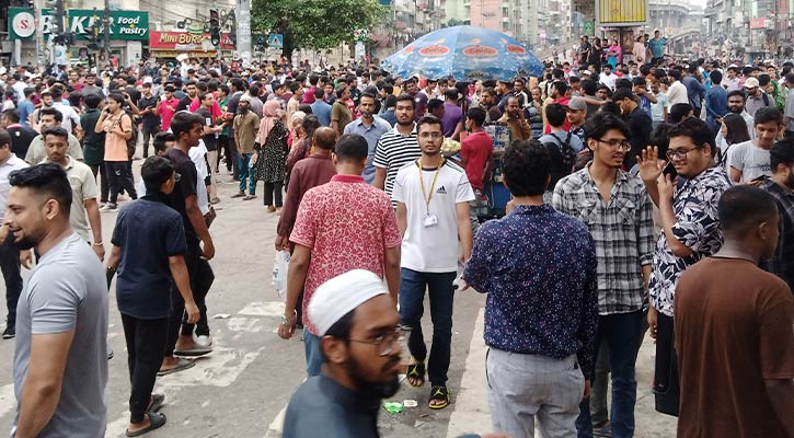 শান্তিনগর মোড়ে শিক্ষার্থী-অভিভাবকরা, নেই আইনশৃঙ্খলা বাহিনী