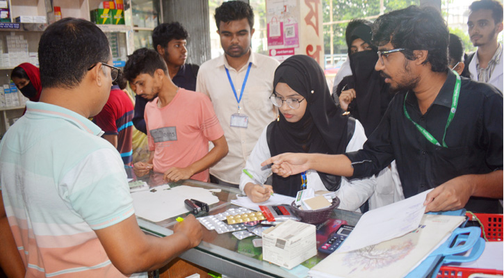 ওষুধ বিক্রির প্রতিষ্ঠানগুলো ঘুরে দেখছেন শিক্ষার্থীরা