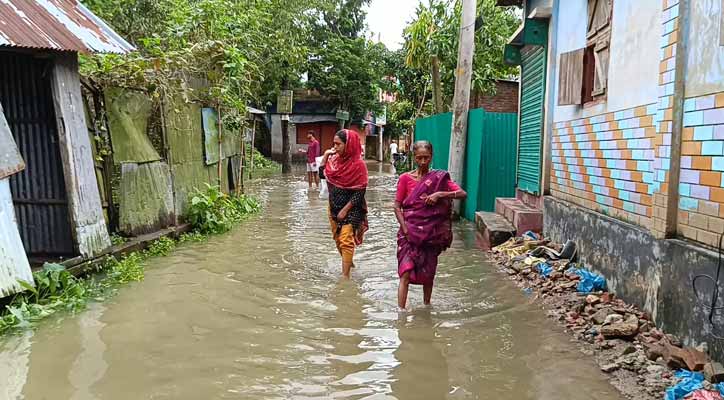 ব্রাহ্মণবাড়িয়ায় কমতে শুরু করেছে বন্যার পানি, কমেনি দুর্ভোগ