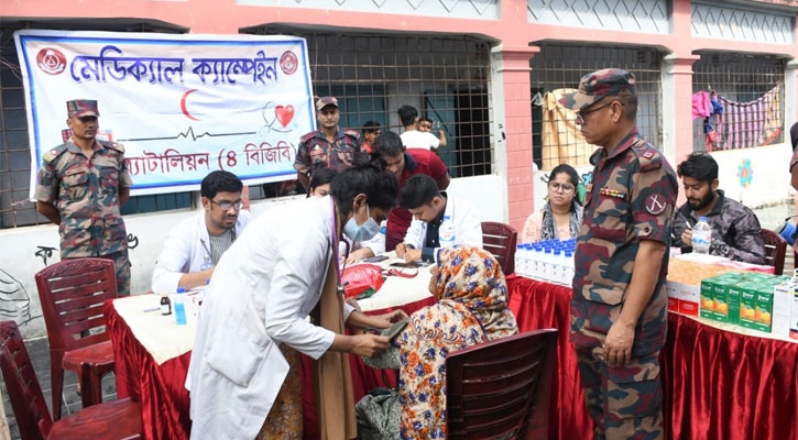 ফেনীতে বন্যাদুর্গতদের চিকিৎসাসেবা দিচ্ছে বিজিবি