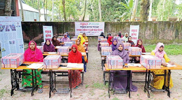 সেলাই মেশিনে স্বাবলম্বী হওয়ার স্বপ্ন