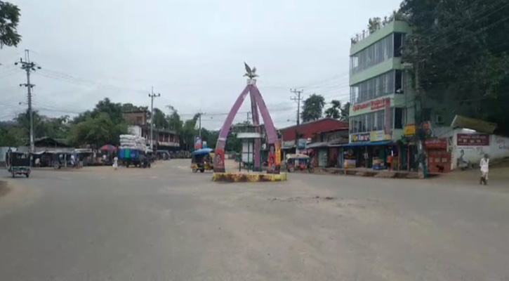 খাগড়াছড়িতে দ্বিতীয় দিনের মতো সড়ক অবরোধ চলছে