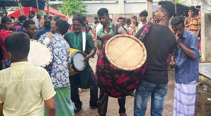 দুর্গাপূজা উপলক্ষে কটিয়াদীতে জমেছে ঢাকের হাট