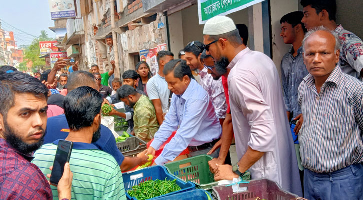 সিন্ডিকেট ভাঙতে ঝালকাঠিতে কেনা দামে সবজি বিক্রি