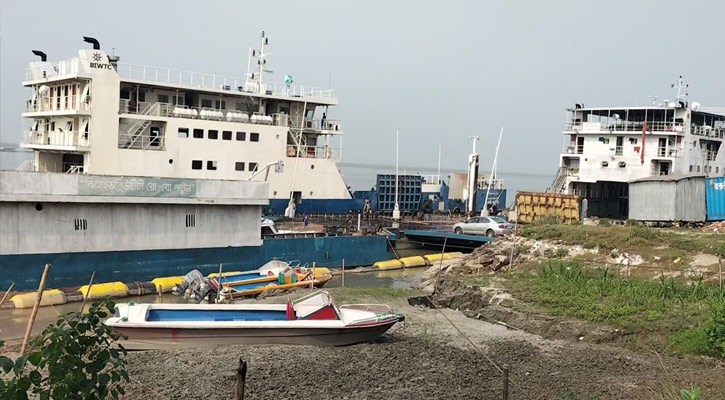 নাব্যতা সংকটে আরিচা-কাজিরহাটে ফেরি চলাচল বন্ধ