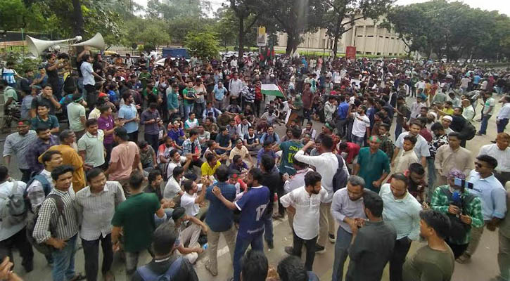 ৫ দাবিতে সচিবালয়ের সামনে জবি শিক্ষার্থীদের অবস্থান