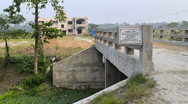 ওসির বাড়িতে যেতে ৩২ লাখ টাকার সেতু নির্মাণ