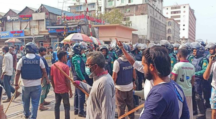 জুরাইনে রেললাইন অবরোধ ব্যাটারিচালিত রিকশাচালকদের