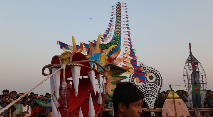 পদ্মাপাড়ের ধলার মোড়ে আবহমান গ্রাম-বাংলার ঘুড়ি উৎসব 