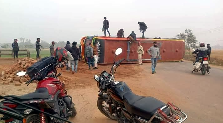 নওগাঁয় বাস উল্টে স্বাস্থ্যকর্মীসহ নিহত দুই