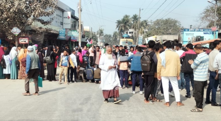 জয়পুরহাটে গ্রাফিতিতে জয় বাংলা লেখার প্রতিবাদে সড়ক অবরোধ