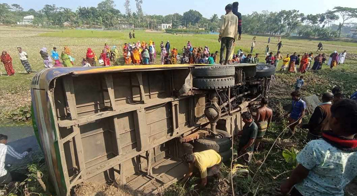 খুলনায় ভ্যানে ধাক্কা দিয়ে খাদে পড়ল বাস, যুবক নিহত