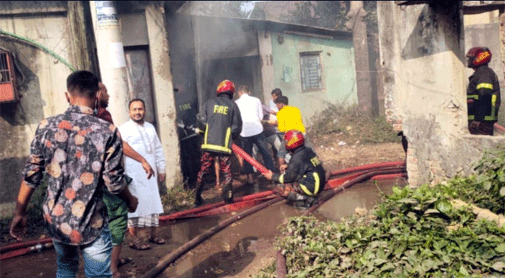 নরসিংদীতে টেক্সটাইল মিলে অগ্নিকাণ্ড, কোটি টাকা ক্ষতির শঙ্কা