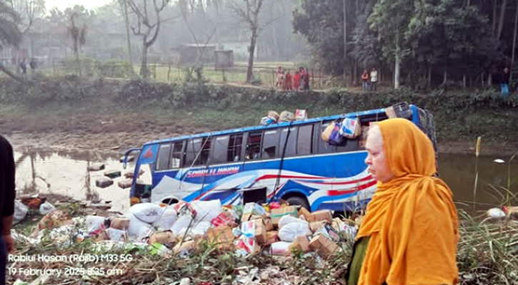 ফরিদপুরে নিয়ন্ত্রণ হারিয়ে বাস খাদে