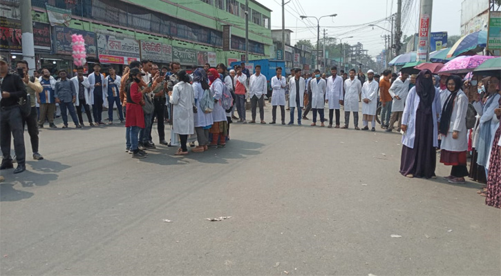 শেবামেকে শিক্ষক সংকট নিরসনের দাবিতে শিক্ষার্থীদের অবরোধ 