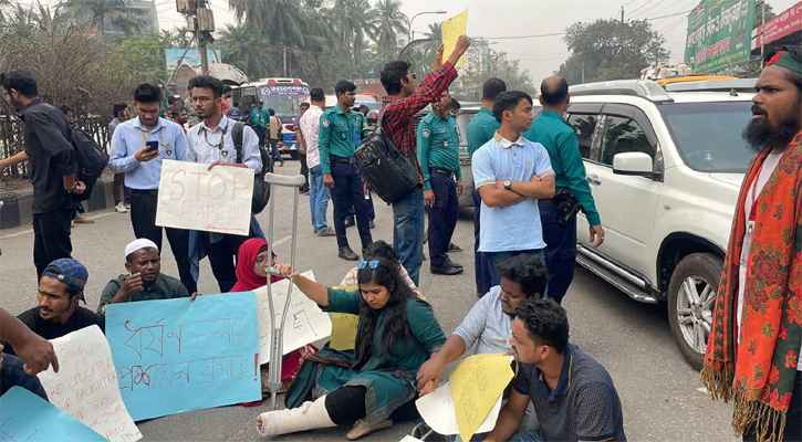 আসাদ গেটে ছাত্র-জনতার সড়ক অবরোধ