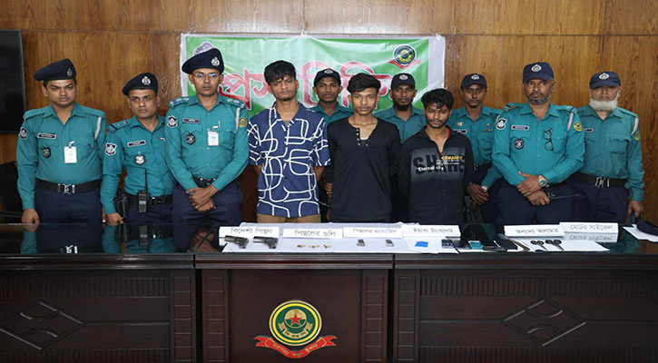 পুলিশের অভিযানে অস্ত্রসহ গ্রেপ্তার তিন ডাকাত
