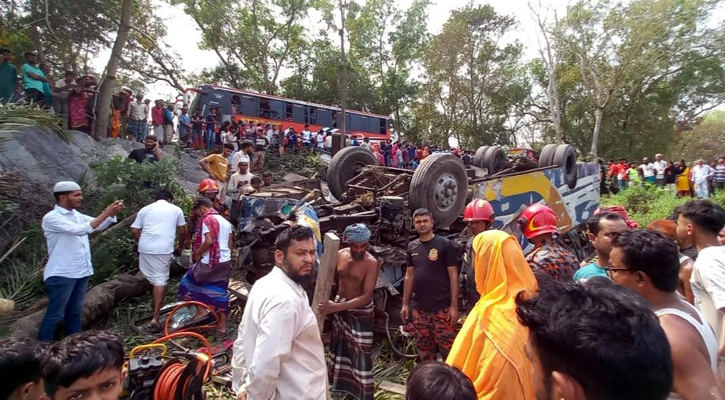 মাদারীপুরে বাস-ট্রাক সংঘর্ষে নারীর মৃত্যু, আহত ১০