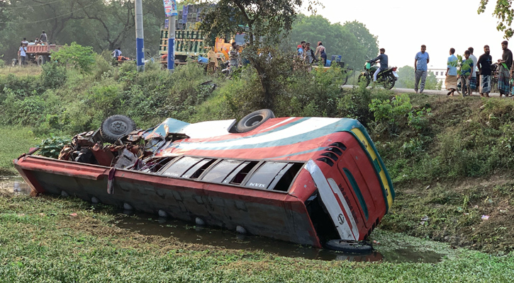 ট্রাকের সঙ্গে দুই বাসের সংঘর্ষে ৩ জামায়াতকর্মী নিহত, আহত ৪০