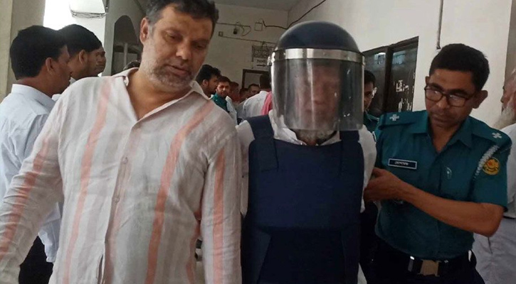 কাঠগড়ায় দাঁড়িয়ে চেয়ার চাইলেন আমু