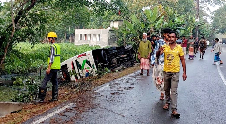 নিয়ন্ত্রণ হারিয়ে বাস খাদে, আহত ১৩