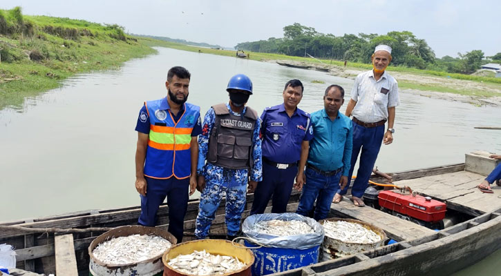 বরিশালে ১৬ মণ জাটকা-৯৭ হাজার মিটার কারেন্ট জাল জব্দ
