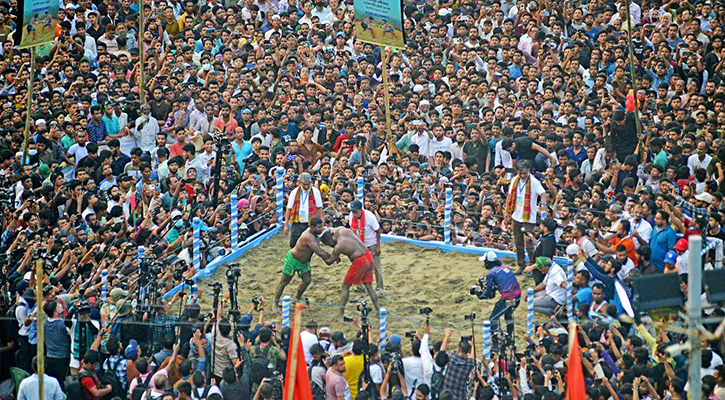 জব্বারের বলীখেলার ১১৬তম আসরে চ্যাম্পিয়ন বাঘা শরীফ 