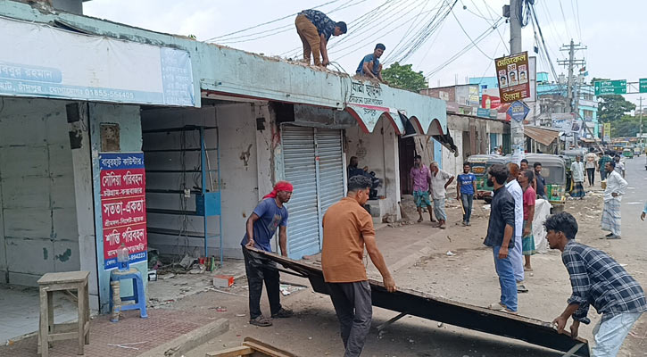 চাঁদপুরে উচ্ছেদের খবরে শতাধিক দোকান সরালেন ব্যবসায়ীরা