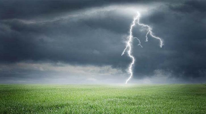 বজ্রপাতের সময় বাইরে রাবারের জুতা পরার পরামর্শ
