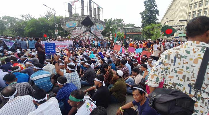 আন্দোলনে বিপর্যস্ত রাজধানী, দ্বিধান্বিত পুলিশ