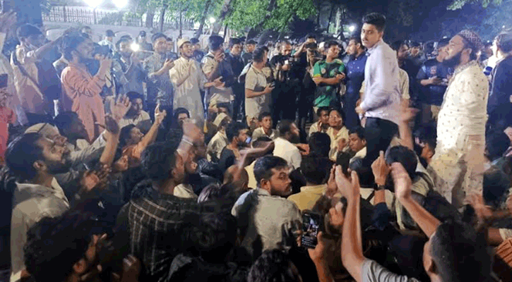 আওয়ামী লীগ নিষিদ্ধ চেয়ে মধ্যরাতে যমুনায় বিক্ষোভ