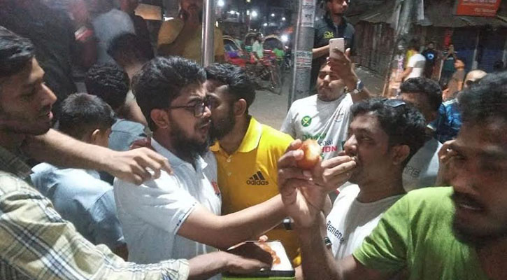 আ. লীগের ‌‌কর্মকাণ্ড ‌নিষিদ্ধ করায় ‌‌ফরিদপুরে মিষ্টি বিতরণ