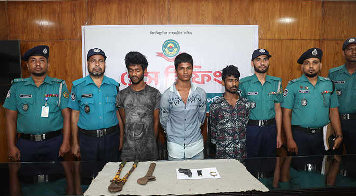 পরিত্যক্ত ভবনের বাথরুম থেকে মিলল অস্ত্র-গুলি, গ্রেপ্তার ৩