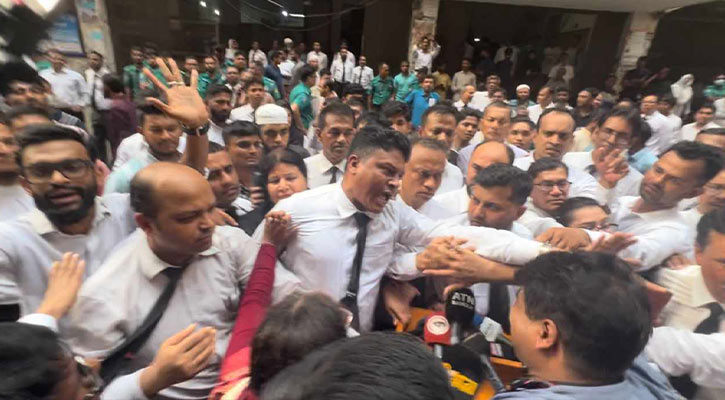 সাংবাদিকদের ওপর চড়াও আইনজীবীরা, দেখে নেওয়ার হুমকি