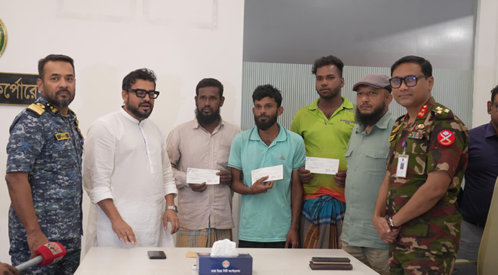 ৫০ হাজার টাকা করে পেলেন অভিযানে রিকশা হারানো ৩ চালক