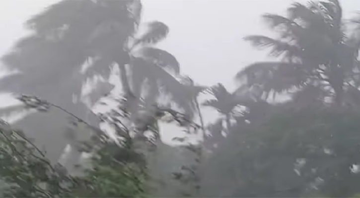 সিলেটে ২৭ ঘণ্টায় ২০০ মিলিমিটার বৃষ্টি, সড়কে জলাবদ্ধতা