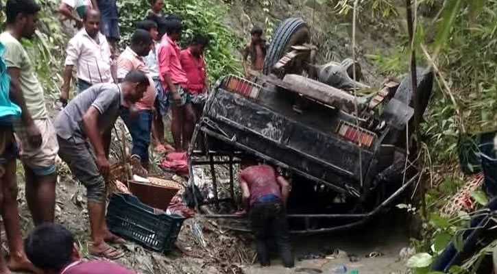 আলীকদমে চাঁদের গাড়ি খাদে পড়ে নিহত ১, আহত ২৩