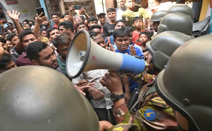 পরিবেশ মন্ত্রণালয়ের উদ্যোগে লালবাগে পলিথিন কারখানাগুলোয় অভিযান। ছবি: শাকিল আহমেদ