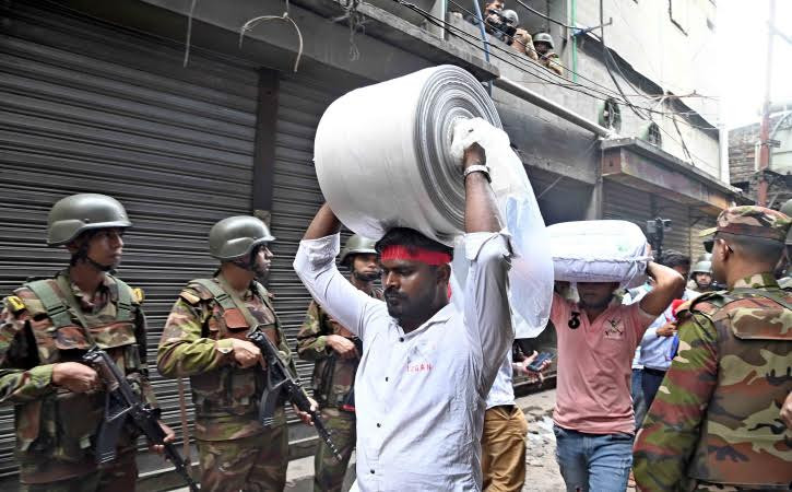 পরিবেশ মন্ত্রণালয়ের উদ্যোগে লালবাগে পলিথিন কারখানাগুলোয় অভিযান। ছবি: শাকিল আহমেদ